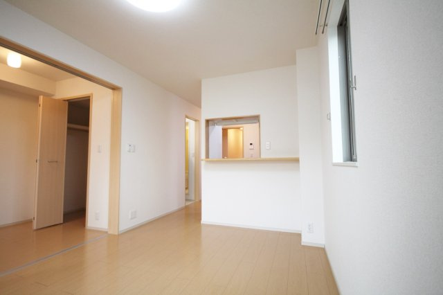 クレール宝塚の居間・リビング|こちらの居間で趣味の時間をお楽しみください