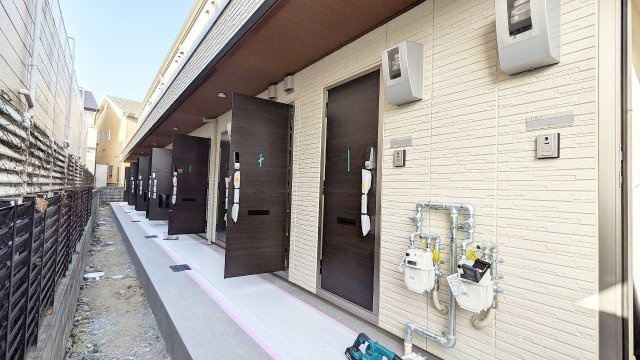 宝塚市伊孑志３丁目のアパートのエントランス