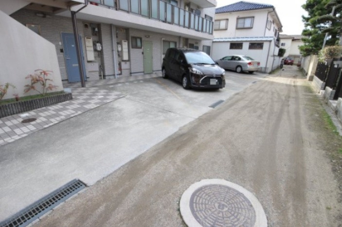 メイゾーン霞ヶ丘の駐車場