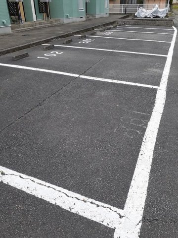 シャンゼリゼ弐番館の駐車場|車をお持ちの方に嬉しい駐車場付きの物件です