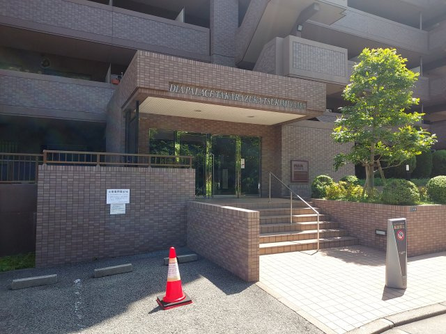 ダイアパレス宝塚月見山のエントランス