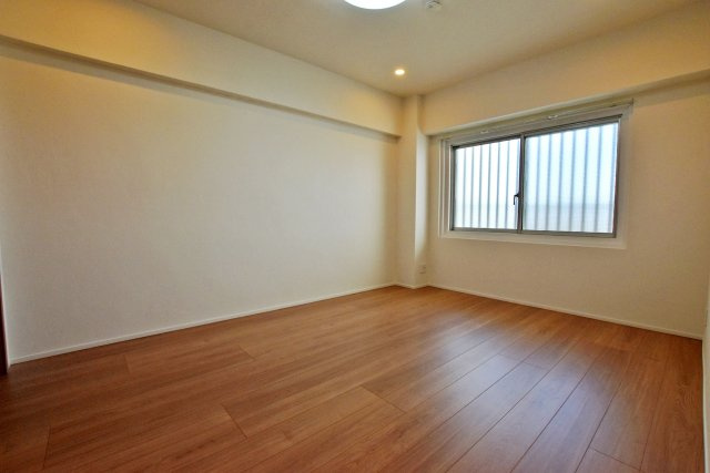 イトーピア武庫之荘の洋室|-洋室6.6帖-
フローリング仕様◎ ナチュラルな木目と上品な色合いが魅力的な居住スペースです！