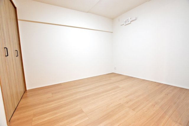 イトーピア武庫之荘の洋室|-洋室5.4帖-
フローリング仕様◎ ナチュラルな木目と上品な色合いが魅力的な居住スペースです！