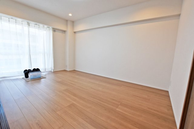 イトーピア武庫之荘の洋室|-洋室6.5帖-
フローリング仕様◎ ナチュラルな木目と上品な色合いが魅力的な居住スペースです！