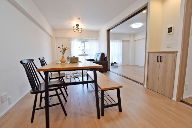 イトーピア武庫之荘の居間・リビング|明るい陽が差し込む広々としたリビングは家族のコミュニケーションが自然に増える間取りです。ダイニングテーブルやソファーを設置しても十分な広さです。