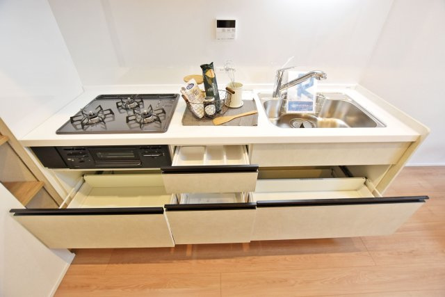 イトーピア武庫之荘のキッチン|満足のいく収納が備わっています。 調理器具から調味料までスッキリと整理整頓ができ、綺麗なキッチンが保てます。