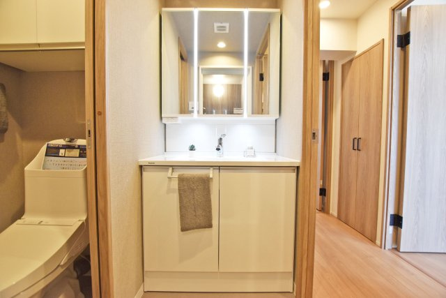 イトーピア武庫之荘の独立洗面台|明るい洗面化粧台で、毎朝の支度もはかどります。 洗面台下に収納があり、日用品やスキンケア用品等をしまえてすっきりとした空間を保つことができます。