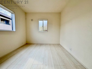 子供部屋…創造性や成長を促す遊びの空間を提供。学習や趣味に集中できる環境を整えます。個別のプライベートスペースは自己表現と自立心を育み、心地よい睡眠環境を整えリラックスできる場所を提供。