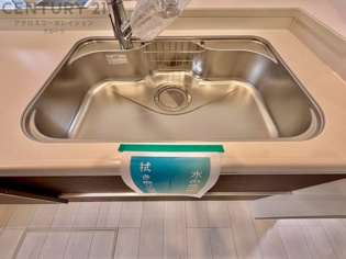 大きなシンクでお鍋などの大きな調理器具を洗う際にも便利です。