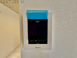 訪問者が来たときにテレビ画面で確認できるため、安心してドアを開けられます。録画機能があるものもあり、留守中に来訪者を記録しておくことができます。利便性が高く、セキュリティ面でも安心です。