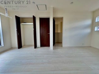 寝室…リラックスできるプライベート空間で、快適な睡眠をサポート。個人の好みに合わせたインテリアや寝具で心地良さを追求。プライベートな時間を過ごし、リフレッシュする場所におすすめです。