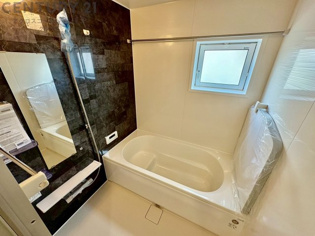 気密性と断熱性に優れ、外気の影響を受けにくく、浴室内の温度を一定に保ちやすいです。特に冬場は、暖房効率が高まり、快適なバスタイムを過ごせます。