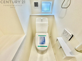 温水洗浄便座付トイレは温水洗浄機能により、暖かい水でおしりを洗浄することができ、冷たい水を使う従来の便座に比べ、温水洗浄機能で暖かいトイレを提供し、快適な使用を可能にします。