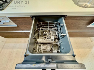 食器洗浄乾燥機は手洗いに比べて時間や労力を節約できます。また、高温のお湯で洗浄されるため、雑菌や細菌を殺菌する効果もあります。さらに、乾燥機能があるため、手で拭く手間も省け衛生的に保管できます。