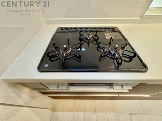 多数の調理器具を同時に使用でき、料理の効率化が可能。省エネで節約になり、様々な料理スタイルに適応できます。また、火力調整が独立しており、手入れや掃除もしやすく、今よりもっとお料理が楽しくなるかも。