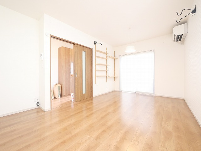 南肘塚町一戸建の居間・リビング|ゆったりとした居間です