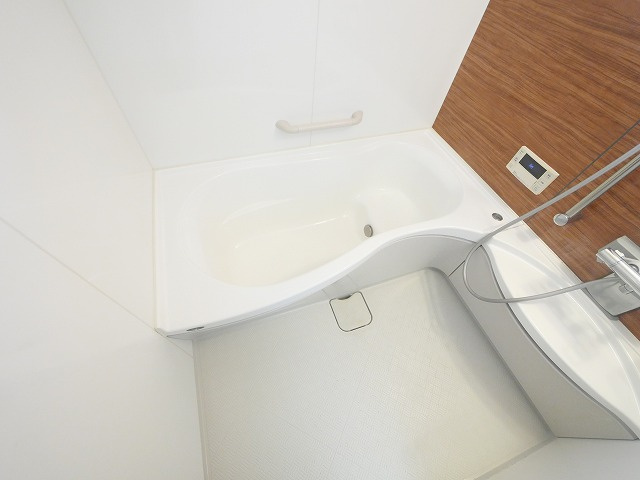 南肘塚町一戸建の浴室|ゆったり過ごせるお風呂です