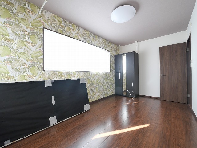 南肘塚町一戸建の洋室|ゆったりとした居間です