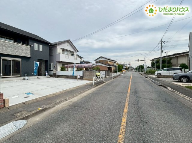 深谷市上柴町西5丁目　新築一戸建て　ブルーミングガーデン　01の前面道路含む現地写真|前面道路は広々9m！
車の出し入れもラクラクです！