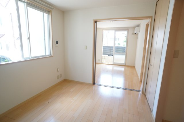 シャーメゾン逆瀬川Ａ棟の居間・リビング