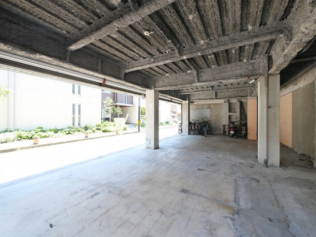 ＫＢＫ三条ビルの駐車場