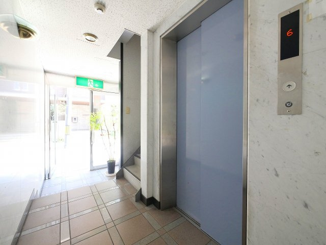 ＫＢＫ三条ビルのエントランス