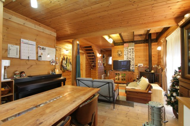 中軽井沢 南原エリア 中古ログハウスの居間・リビング