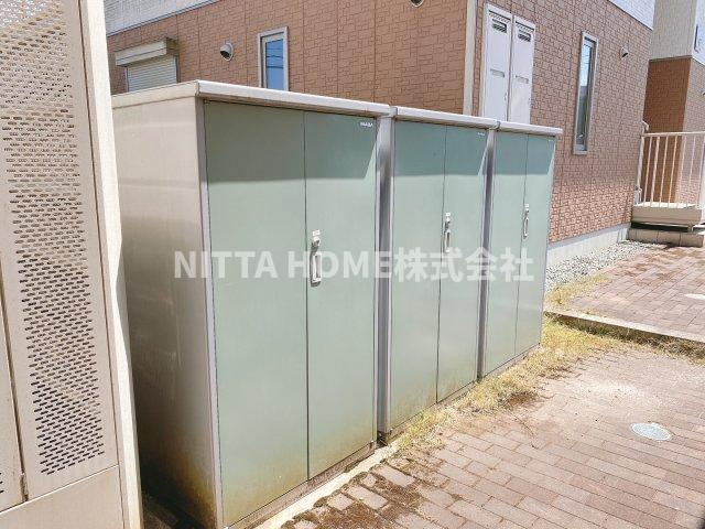 シャーメゾン楽音寺Dのその他|冬用タイヤの収納にも便利な外部物置◆