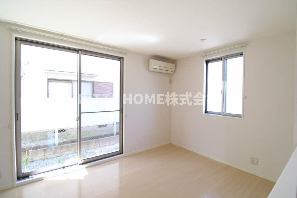 シャーメゾン楽音寺Dの居間・リビング|１２．６帖のリビングルームは南向きです◇