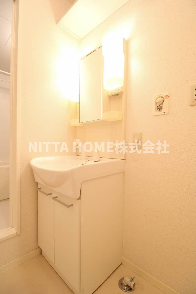 シャーメゾン楽音寺Dの洗面所|シャワー付きの洗面台朝の準備も楽々＊