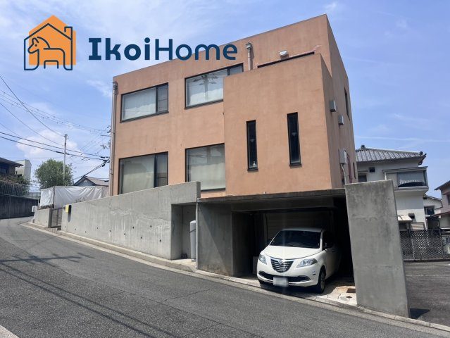 明石市藤江　中古戸建の外観|山電藤江駅徒歩8分・JR西明石駅徒歩16分の2WAY！シャッター付き駐車スペースにお車4台駐車可能♪