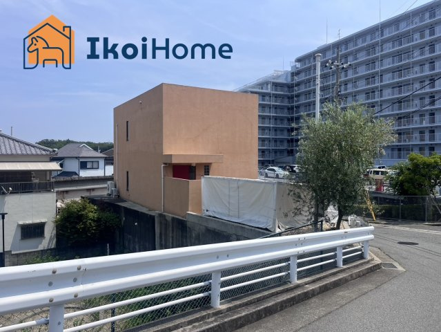 明石市藤江　中古戸建の前面道路含む現地写真|●年中無休：当日予約可●隣地とは高低差がございますので、開放的で通風採光良好となっております♪