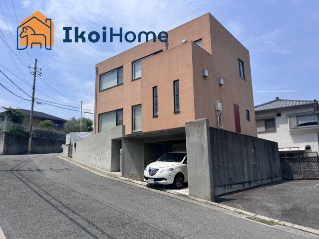 明石市藤江　中古戸建の駐車場|●年中無休：当日予約可●お車はシャッター付きの車庫に4台駐車可能です！※車種による