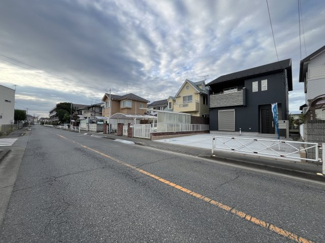 【前面道路含む現地写真】 | 深谷市上柴町西5丁目　ブルーミングガーデン　新築戸建　全1棟　1号棟 | 10/6撮影