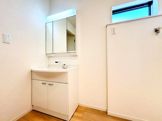 クワイエ　岐阜市河渡第１　全4区画分譲の独立洗面台|床材に受ける様々な傷や、温度・湿度変化による、クラックの発生を大幅に抑える特殊加工を施工済みです。
水栓はリフトアップできて両手が使えます。またハンドシャワーでも使えます。