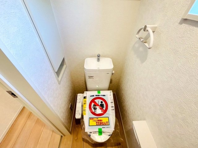 クワイエ　岐阜市河渡第１　全4区画分譲のトイレ|超表面平滑加工とイオンパワーの「セフィオンテクト」加工で、汚れが付きにくく落ちやすい仕様のトイレです。
またツイントルネード洗浄で少ない水でも前方の返し部分から後方部までしっかり洗浄できます！