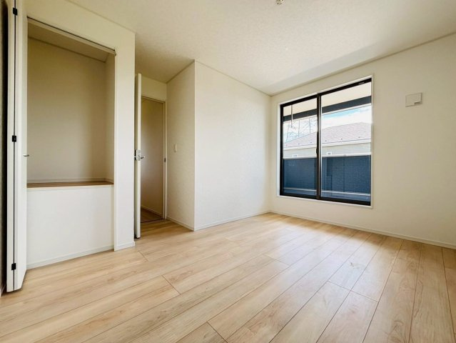 クワイエ　岐阜市河渡第１　全4区画分譲の寝室|全居室にたっぷり収納できる大型収納を設置。窓ガラスは、断熱性能や結露防止効果の高いペアガラスを採用！
高い断熱性と共にガラス面の結露対策にも効果を発揮し湿気によるカビの発生を抑止します。