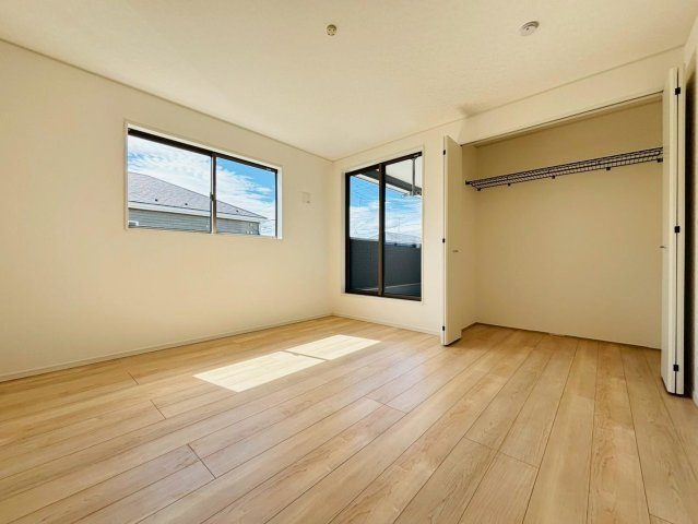 クワイエ　岐阜市河渡第１　全4区画分譲の洋室|建具やクロスなどをトータルデザインでコーディネートしており、室内に落ち着きと安らぎを与えてくれます。
全居室収納付き！寝室やお子様のお部屋がスッキリ片付きます。