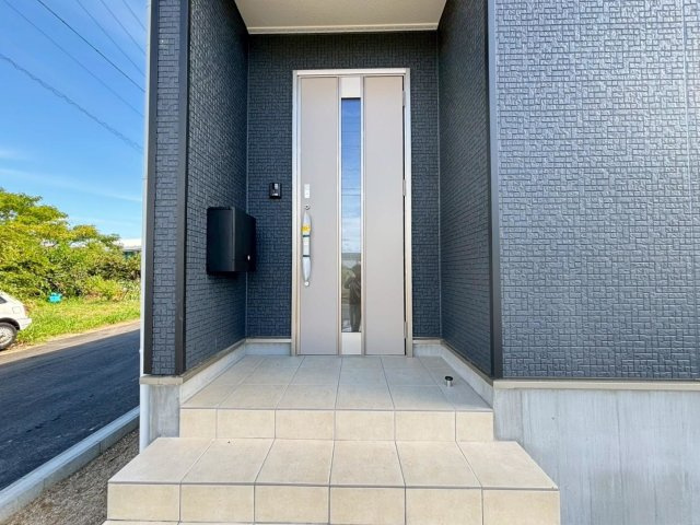 クワイエ　岐阜市河渡第１　全4区画分譲の玄関|玄関ドアの取手ハンドル部分にセンサーがついて、カードタイプ・シールタイプのキーで施錠が可能で便利です。
お買い物の荷物で手が塞がっていても、楽々開錠できます。毎日の外出前の時間も短縮されて快適です！