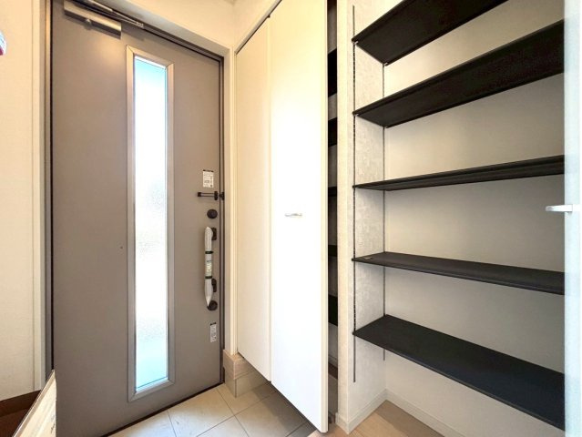 クワイエ　岐阜市河渡第１　全4区画分譲の玄関|大容量のシューズ収納付きで玄関周りもすっきり！玄関ドアからの光が玄関ホールを明るくしてくれます。