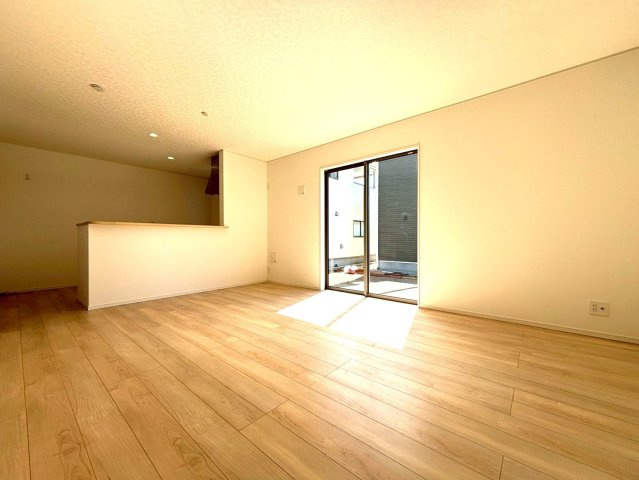 クワイエ　岐阜市河渡第１　全4区画分譲の居間・リビング|フローリング材は木目調でナチュラルな美しさ。様々な傷やクラックの発生を大幅に抑える特殊加工済みです。
床材に受ける様々な傷や、温度・湿度変化によるクラックの発生を大幅に抑える特殊加工を施工済み。