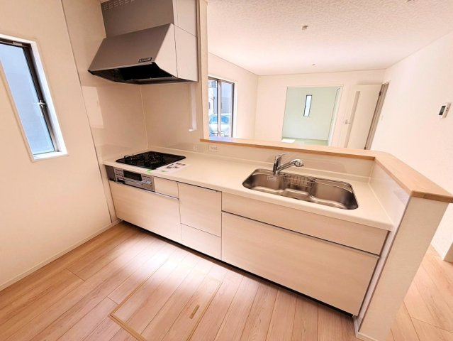 クワイエ　岐阜市河渡第１　全4区画分譲のキッチン|お手入れがラクなステンレスをワークスペース部分トップに使用した、機能的で美しいシステムキッチンです。
浄水器組込み水栓でシンクまわりがスッキリ広々お使いいただけます。フラットな造りでお掃除も楽々です。