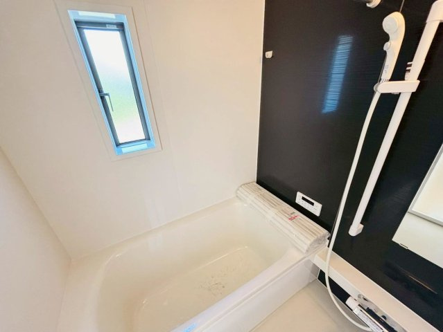 クワイエ　岐阜市河渡第１　全4区画分譲の浴室|保温浴槽使用で４時間たっても浴槽の湯温低下はわずか約2.5度の省エネ仕様です。【暖房換気乾燥機】付き！
サイドブロー機能を備えた省エネ衣類乾燥機です。窓付きの明るく清潔な空間でゆったりバスタイムを！