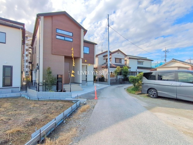 草加市新里町 新築分譲住宅 全3棟 1号棟の前面道路含む現地写真