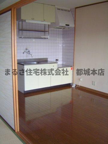 ピアコート旭の居間・リビング|こちらのリビングで趣味の時間をお楽しみください