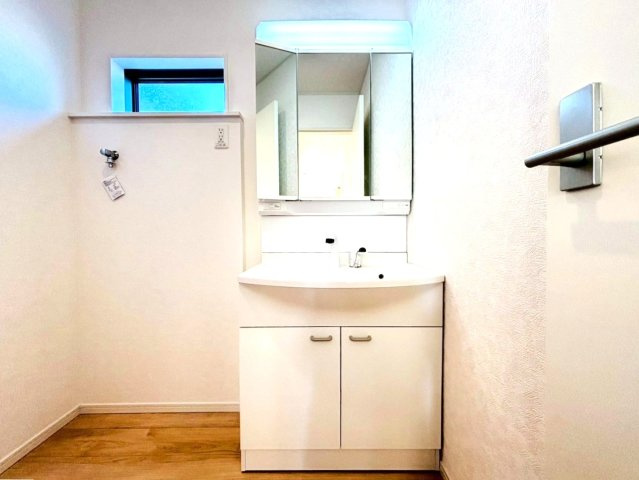 クワイエ　岐阜市河渡第１　全4区画分譲の独立洗面台|床材に受ける様々な傷や、温度・湿度変化による、クラックの発生を大幅に抑える特殊加工を施工済みです。
水栓はリフトアップできて両手が使えます。またハンドシャワーでも使えます。