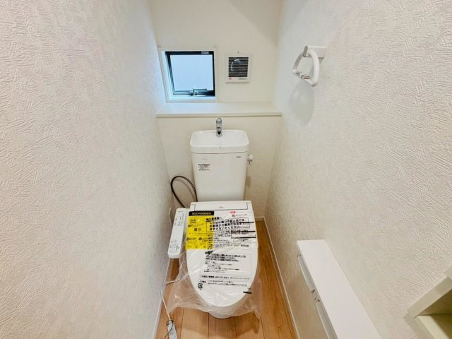 クワイエ　岐阜市河渡第１　全4区画分譲のトイレ|超表面平滑加工とイオンパワーの「セフィオンテクト」加工で、汚れが付きにくく落ちやすい仕様のトイレです。
またツイントルネード洗浄で少ない水でも前方の返し部分から後方部までしっかり洗浄できます！