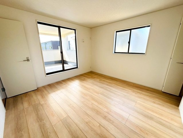 クワイエ　岐阜市河渡第１　全4区画分譲の寝室|全居室にたっぷり収納できる大型収納を設置。窓ガラスは、断熱性能や結露防止効果の高いペアガラスを採用！
高い断熱性と共にガラス面の結露対策にも効果を発揮し湿気によるカビの発生を抑止します。