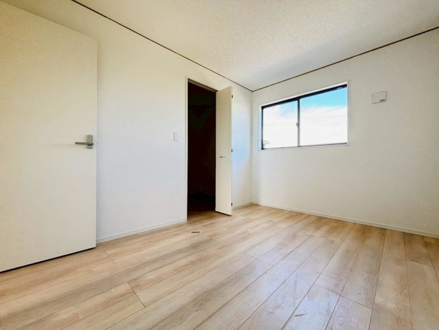 クワイエ　岐阜市河渡第１　全4区画分譲の洋室|建具やクロスなどをトータルデザインでコーディネートしており、室内に落ち着きと安らぎを与えてくれます。
全居室収納付き！寝室やお子様のお部屋がスッキリ片付きます。