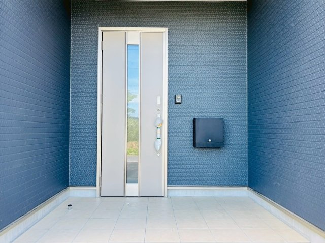 クワイエ　岐阜市河渡第１　全4区画分譲の玄関|玄関ドアの取手ハンドル部分にセンサーがついて、カードタイプ・シールタイプのキーで施錠が可能で便利です。
お買い物の荷物で手が塞がっていても、楽々開錠できます。毎日の外出前の時間も短縮されて快適です！